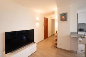 a living room with a large flat screen tv at Le Berceau ~ T2 Spacieux ~ Proche Paris & RER A in Nogent-sur-Marne