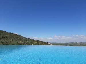 un gran lago azul con montañas en el fondo en Hotel Rural los Tadeos, en Zahara de la Sierra