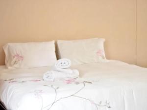 Кровать или кровати в номере Lea's Furnished Apartments - Lofts at Loftus