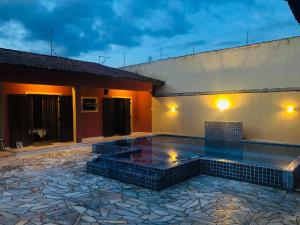 einen Pool im Innenhof eines Hauses in der Unterkunft Edícula/Casa de hóspedes: 3 dorms 3 banheiros, piscina 7x5, churrasqueira, 150m do mar in Mongaguá