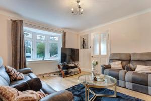 - un salon avec un canapé et une table dans l'établissement Spacious & Centrally Located Home in Basildon With Parking Close to Town Centre, à Basildon