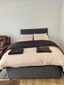 A bed or beds in a room at Detached Flat in Leeds, Free WIFI and parking, Pool table, 75 inch tv, Netflix, Disney plus