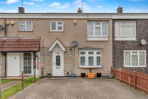 een stenen huis met een witte deur en een oprit bij Spacious & Centrally Located Home in Basildon With Parking Close to Town Centre in Basildon