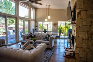 セドナにあるYour FAVORITE HOME in the Heart of the Mountainsの石壁のリビングルーム(ソファ付)