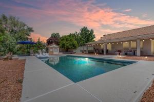 - une piscine dans l'arrière-cour d'une maison dans l'établissement Cobalt Serenity-Private Pool-North Scottsdale, à Phoenix