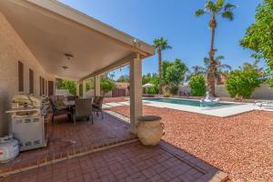 une maison avec une terrasse et une piscine dans l'établissement Cobalt Serenity-Private Pool-North Scottsdale, à Phoenix