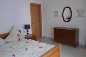 Postel nebo postele na pokoji v ubytování Ferienapartment mit gehobener Ausstattung und Meerblick für bis zu drei Personen