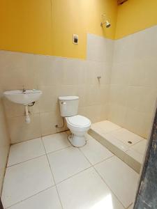 bagno con servizi igienici e lavandino di OCALA HOUSE 4.0 a Huánuco