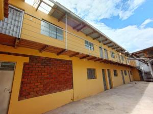 un edificio escolar vacío con una pared de ladrillo en OCALA HOUSE 4.0 en Huánuco