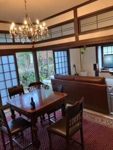 een woonkamer met een tafel en een bank bij Kominkahaku Takenoko - Vacation STAY 45999v in Hita