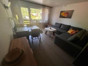 奧伯斯特多夫的住宿－Studio Haus Sonnenbichl Nr 102 mit alkon in Oberstdorf-Tiefenbach，客厅配有沙发和桌子