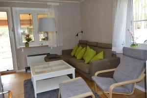 Zona d'estar a Renoviertes Ferienhaus in Uvanå mit Terrasse, Garten und Grill, kostenloses WiFi