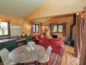 una cocina y sala de estar en una casa pequeña en Willow en Rugby