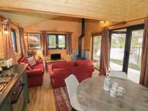 a kitchen and living room in a tiny house at Willow in Rugby +15 photos