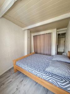 - une chambre avec un lit dans l'établissement Maison à 9 minutes de la plage, à Bompas