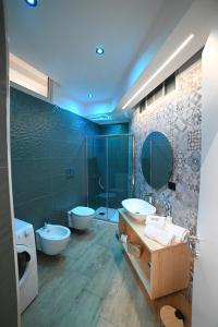 La salle de bains est pourvue de 2 lavabos, d'une douche et de 2 toilettes. dans l'établissement DUCA DEGLI ABRUZZI Modern House LUXURY RELAX, à Brindisi