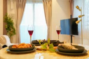 a table with two glasses of wine and food on it at Mondomio Sapporo Minamisanjo Dori - Vacation STAY 16334 in Sapporo