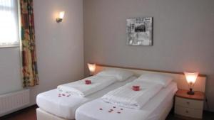 Un pat sau paturi într-o cameră la Bungalows für vier Personen, direkt am Strandbad gelegen