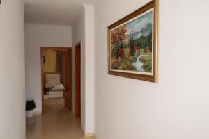 un dipinto appeso a un muro in un corridoio di Gusto Hotel a Ksamil