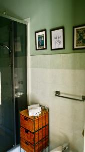 - Baño con ducha y cesta con toallas en appartamento la Bastia fra il lago di Garda e Brescia città, en Nuvolento