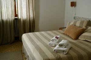 una habitación de hotel con toallas en una cama en appartamento la Bastia fra il lago di Garda e Brescia città, en Nuvolento