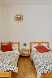 2 camas en una habitación con espejo en la pared en appartamento la Bastia fra il lago di Garda e Brescia città, en Nuvolento