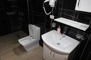 bagno con lavandino e servizi igienici di Gusto Hotel a Ksamil