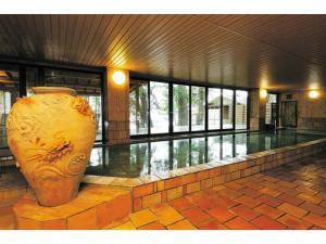 a large vase sitting in the middle of a building at Senshunraku - Vacation STAY 18475v in Hagi