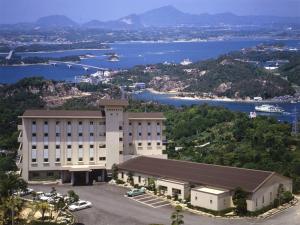Kami Amakusa的住宿－Matsushima Kanko Hotel Misakitei - Vacation STAY 22872v，享有水景的建筑空中景观