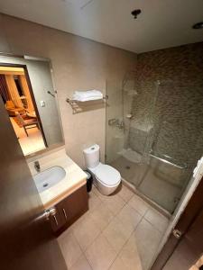 La salle de bains est pourvue d'une douche, de toilettes et d'un lavabo. dans l'établissement Monarch Suites at Padgett Cebu w/ pool near Ayala, à Cebu