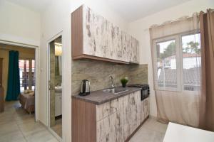 Dapur atau dapur kecil di Apartments Miki +51 gambar