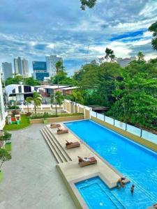 - une vue sur la piscine située dans un bâtiment dans l'établissement Monarch Suites at Padgett Cebu w/ pool near Ayala, à Cebu