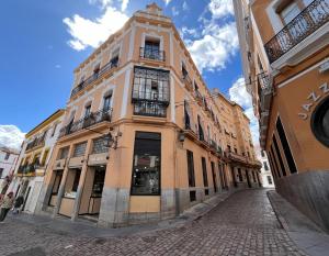 La Llave de la Corredera في قرطبة: مبنى طويل على شارع في مدينة