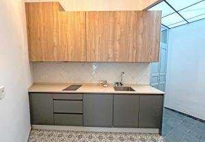 La Llave de la Corredera في قرطبة: مطبخ مع حوض ودواليب خشبية +22 صورة