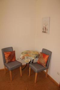 2 Stühle und ein Tisch in einem Zimmer mit einem Tisch in der Unterkunft Ferienhaus in Zandt mit Grill und Garten in Zandt