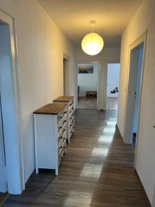 ein leeres Zimmer mit einem Flur mit Holzböden und einer Lampe in der Unterkunft Stadtvilla in Hechingen in Hechingen
