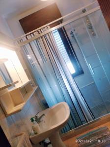 ein Bad mit einem Waschbecken und einer Dusche in der Unterkunft Casa Annamaria in Otranto