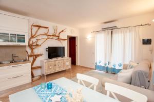 a living room with a couch and a table at Villa Coclea con piscina in San Teodoro
