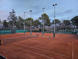 Bungalows SPORT CENTAR في ميديوغوريه: ملعب تنس مع مضربين تنس عليه
