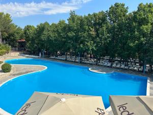 una imagen de una piscina en un complejo en Bungalows SPORT CENTAR, en Međugorje