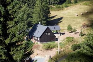 uma vista aérea de um celeiro negro num campo em Appartement in Klingenthal mit Terrasse, Garten und Grill em Klingenthal