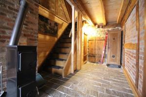 un couloir vide avec un escalier dans une maison dans l'établissement Appartement in Klingenthal mit Terrasse, Garten und Grill, à Klingenthal 14 autres photos