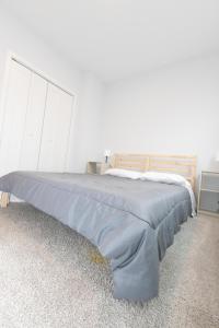 sypialnia z dużym łóżkiem z dużym zagłówkiem w obiekcie Quaint Two-Bedroom Abode mins to NYC w mieście Jersey City
