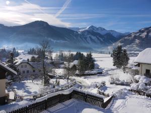 a snow covered village with mountains in the background at Wohl eingerichtete Wohnung mit eigenem Balkon in Sankt Michael im Lungau