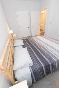 - une chambre avec un grand lit et des oreillers blancs dans l'établissement Quaint Two-Bedroom Abode mins to NYC, à Jersey City