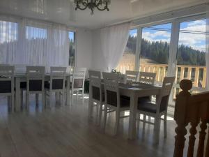 亞布盧尼齊亞的住宿－Sofi，一间配备有白色桌椅的用餐室