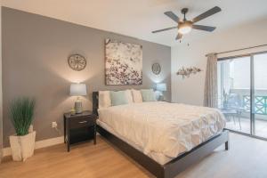 - une chambre avec un lit et un ventilateur de plafond dans l'établissement Exclusive-Walk to Golf, Shopping & Dining-King Bed N268, à Scottsdale