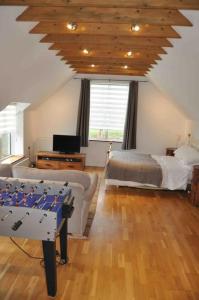 1 dormitorio con cama, sofá y mesa en Bed@Byways, Holton, en Wincanton