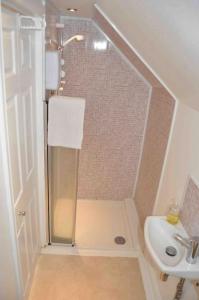 baño pequeño con ducha y lavamanos en Bed@Byways, Holton, en Wincanton