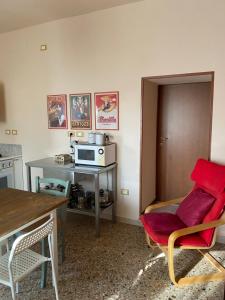Habitación con cocina con mesa y microondas. en appartamento la Bastia fra il lago di Garda e Brescia città, en Nuvolento